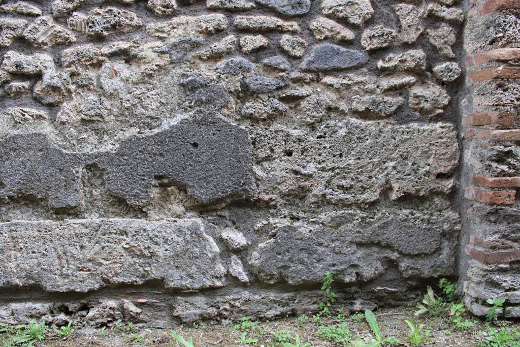 IX.5.4 Pompeii. March 2019. Room e, east wall at south end near pilaster.
Foto Christian Beck, ERC Grant 681269 DÉCOR.