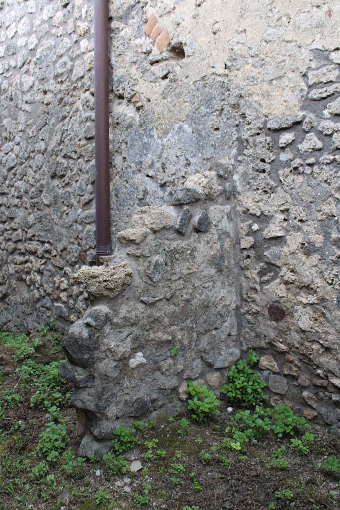IX.5.4 Pompeii. March 2019. 
Room e, looking south to wall of structure in north-west corner against west wall.
Foto Christian Beck, ERC Grant 681269 DÉCOR.