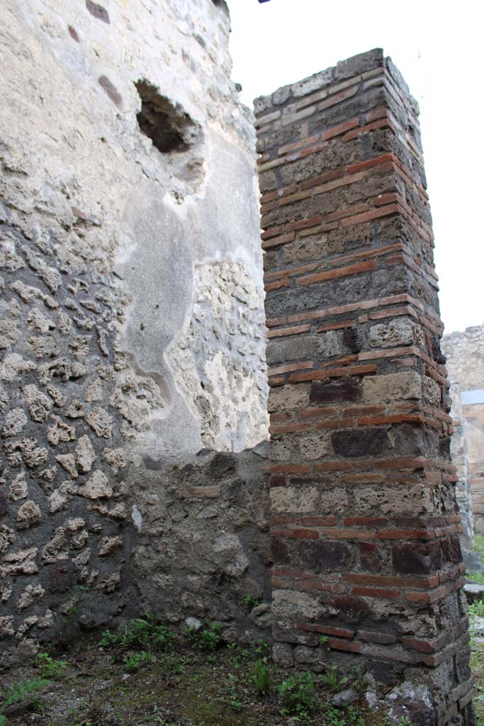 IX.5.4 Pompeii. March 2019. Room e, north wall in north-west corner.
Foto Christian Beck, ERC Grant 681269 DÉCOR.
