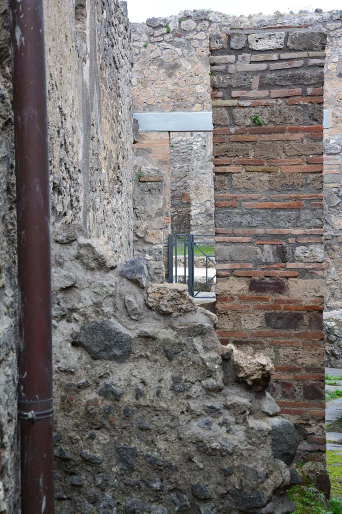 IX.5.4 Pompeii. March 2017. Room e, looking north towards wall of structure in north-west corner.
Foto Christian Beck, ERC Grant 681269 DÉCOR.