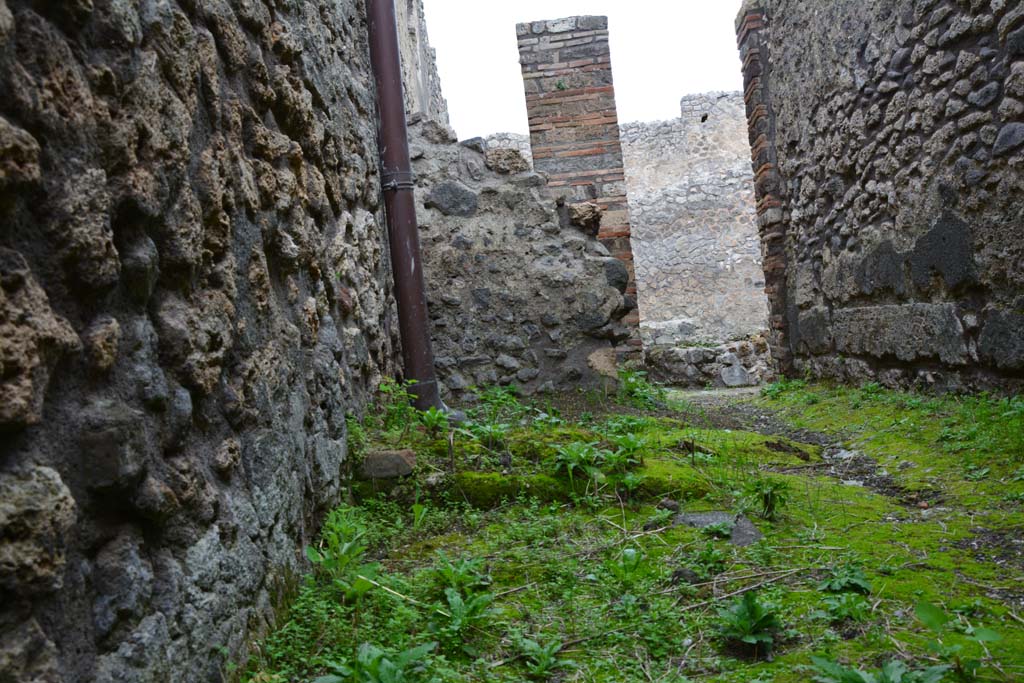 IX.5.4 Pompeii. March 2017. Room e, looking north towards structure in north-west corner and doorway to room b.
Foto Christian Beck, ERC Grant 681269 DÉCOR.