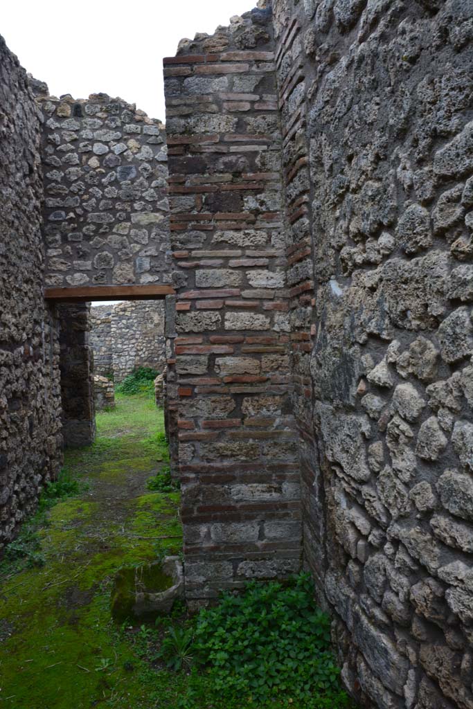 IX.5.4 Pompeii. March 2017. 
Room e, looking south along west wall, and through doorway into room f.
Foto Christian Beck, ERC Grant 681269 DÉCOR.