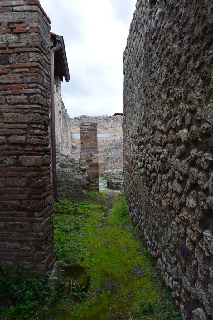 IX.5.4 Pompeii. March 2017. Room e, looking north from pilaster.
Foto Christian Beck, ERC Grant 681269 DÉCOR.