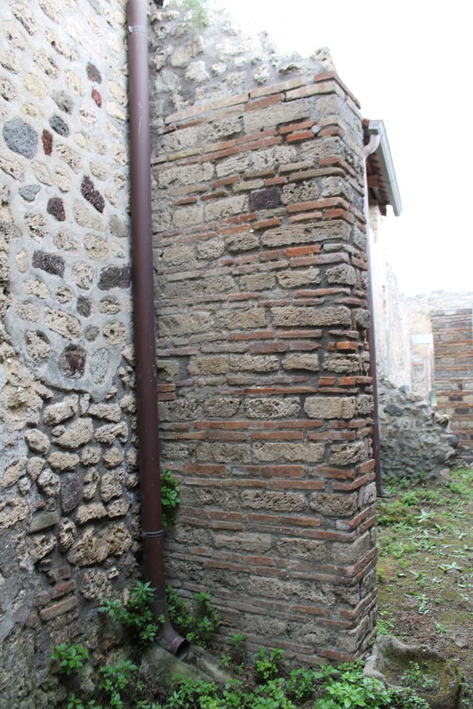IX.5.4 Pompeii. March 2019. Room e, looking north to south side of pilaster dividing room e.
Foto Christian Beck, ERC Grant 681269 DÉCOR.