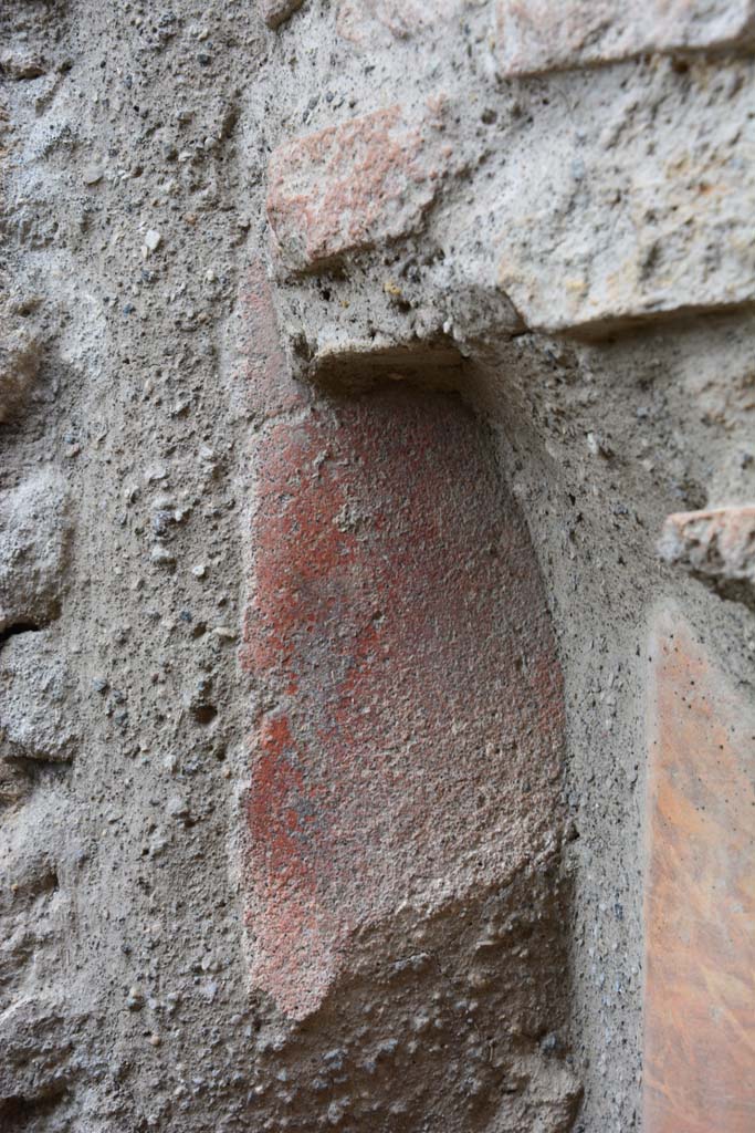 IX.5.4 Pompeii. March 2017. 
Room f, detail of remaining painted plaster on west wall at side of terracotta downpipe.
Foto Christian Beck, ERC Grant 681269 DÉCOR.