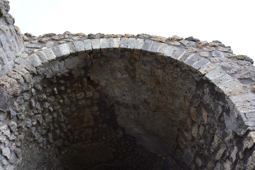IX.5.4 Pompeii. March 2017. Room f, upper oven arch on east side of room.
Foto Christian Beck, ERC Grant 681269 DÉCOR.