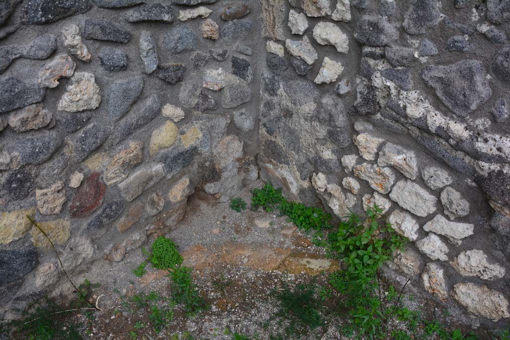 IX.5.4 Pompeii. March 2017. Room g. lower north-east corner. 
Foto Christian Beck, ERC Grant 681269 DÉCOR.
