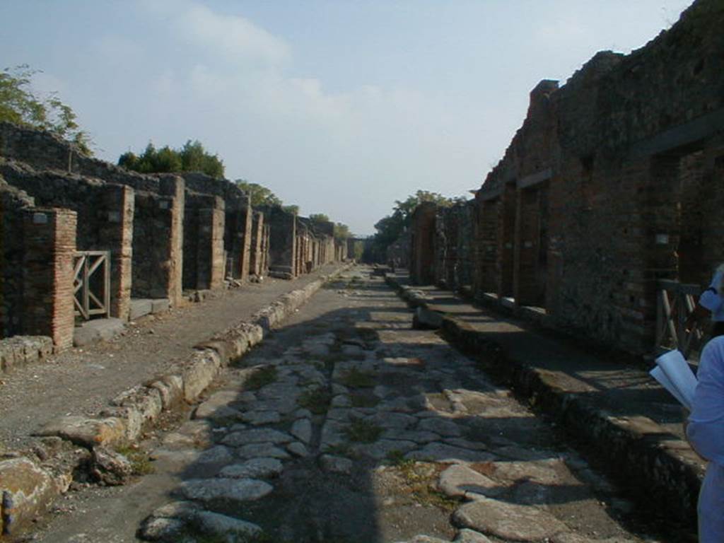 V.2 Pompeii, on left.  May 2005.          Via di Nola, looking east.               IX.5.4, on right.