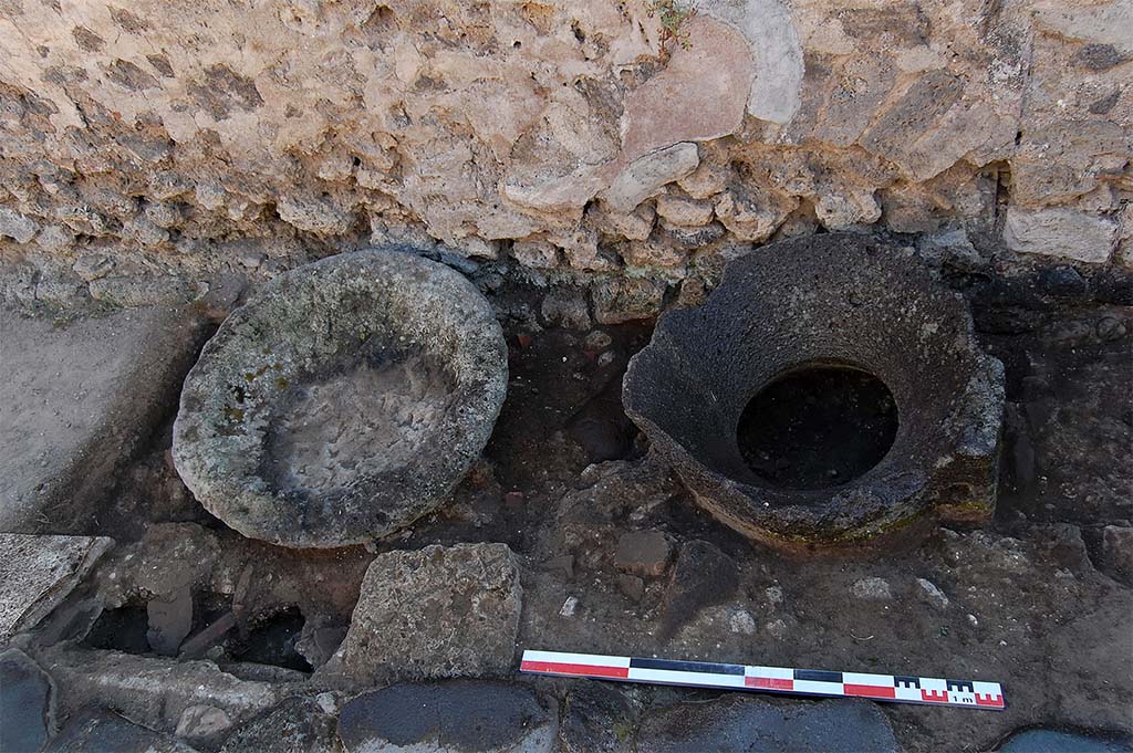 Fig. 12 – Pompéi Pistrina. Boulangerie IX 5, 4. Remblai comprenant une meta renversée et un catillus dans la salle des meules.
Cliché S. Aho / EFR.