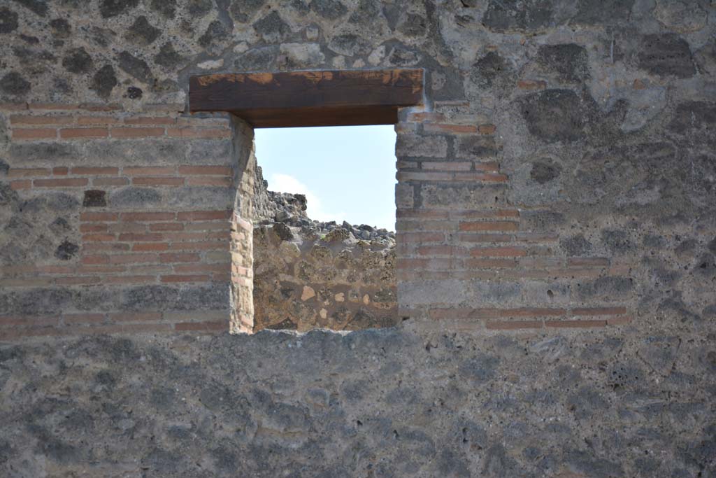 IX.5.4, Pompeii. March 2017. Looking south towards window in front façade on Via di Nola.  
Foto Christian Beck, ERC Grant 681269 DÉCOR.