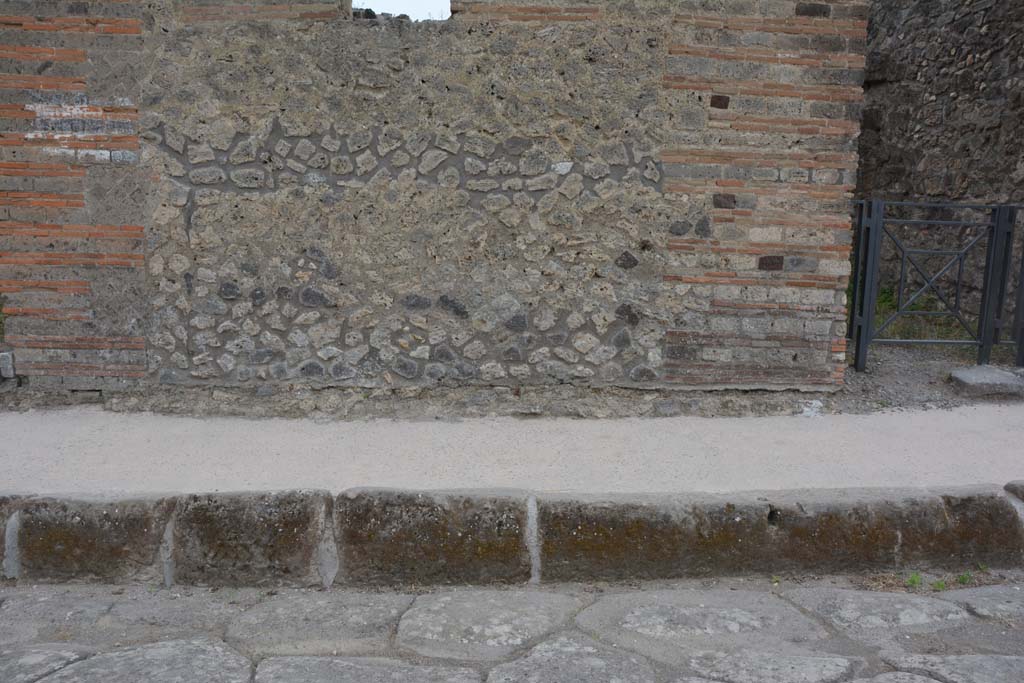 IX.5.4, Pompeii. May 2017. Looking south from Via di Nola towards front façade below window on east side of entrance doorway.   
Foto Christian Beck, ERC Grant 681269 DÉCOR.