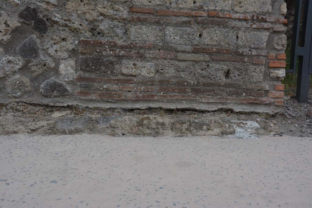 IX.5.4, Pompeii. May 2017. Looking south to detail from front façade on east side of entrance doorway, on right.   
Foto Christian Beck, ERC Grant 681269 DÉCOR.