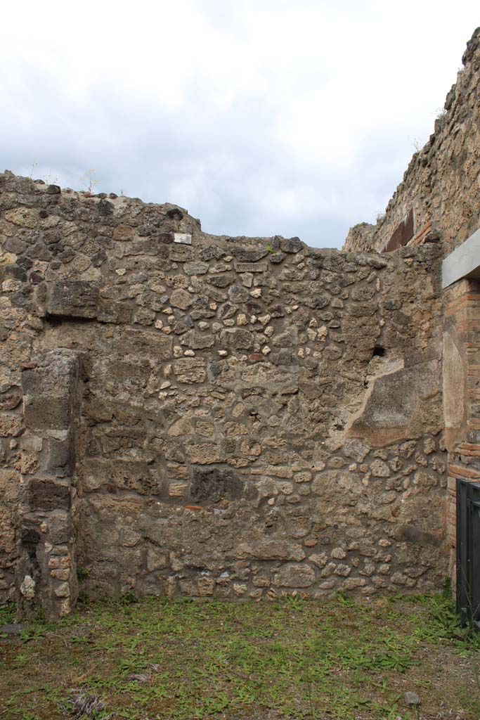 IX.5.4 Pompeii. March 2019. Room a, looking towards west wall of shop-room.
Foto Christian Beck, ERC Grant 681269 DÉCOR.