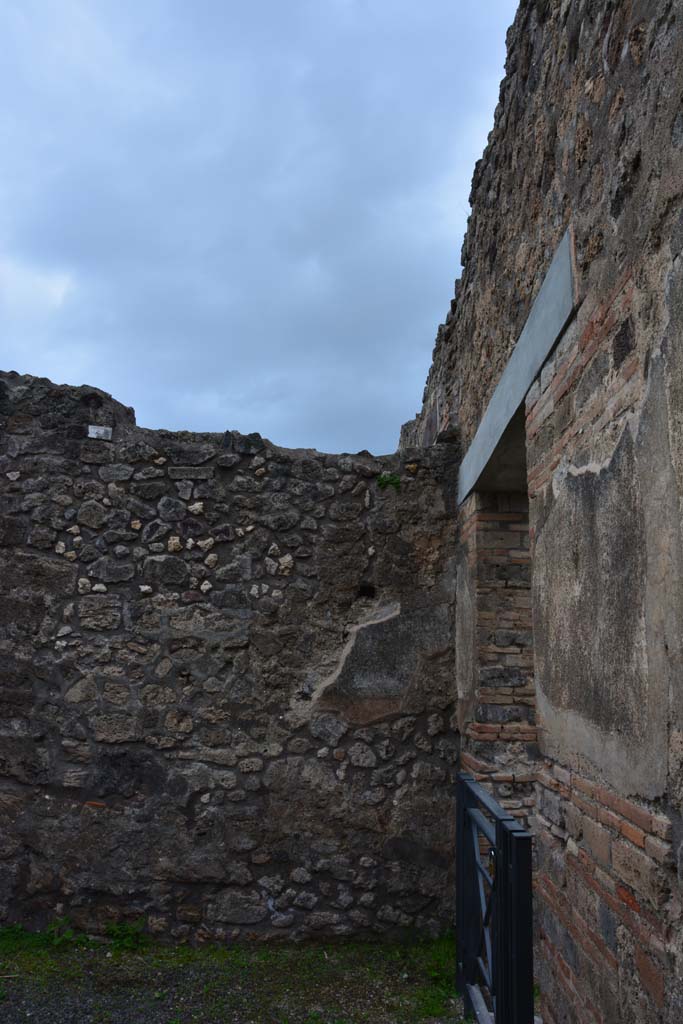 IX.5.4 Pompeii. March 2017. 
Room a, looking towards north-west corner and interior of entrance doorway in north wall.
Foto Christian Beck, ERC Grant 681269 DÉCOR.
