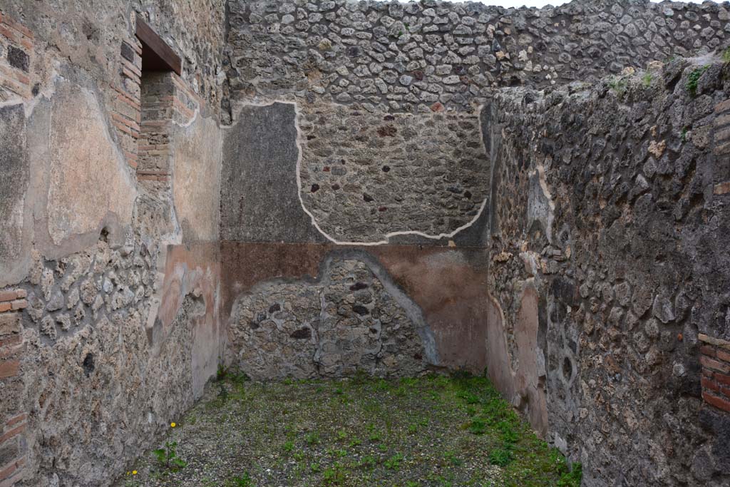 IX.5.4 Pompeii. March 2017. Room a, looking east across shop-room.
Foto Christian Beck, ERC Grant 681269 DÉCOR.