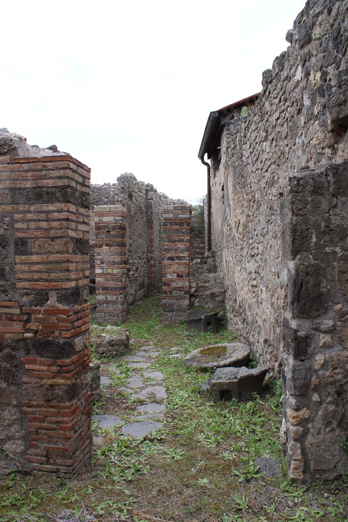 IX.5.4 Pompeii. March 2019. 
Room a, looking through doorway in south wall into room b, the bakery.
Foto Christian Beck, ERC Grant 681269 DÉCOR.