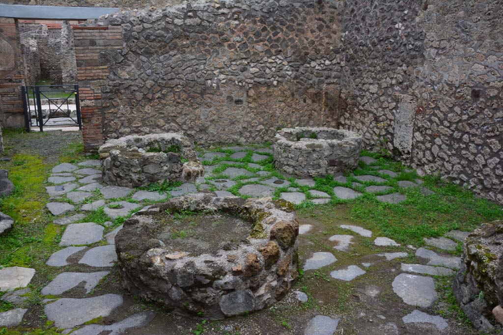 IX.5.4 Pompeii. March 2017. Room b, looking north across masonry bases. 
Foto Christian Beck, ERC Grant 681269 DÉCOR.
