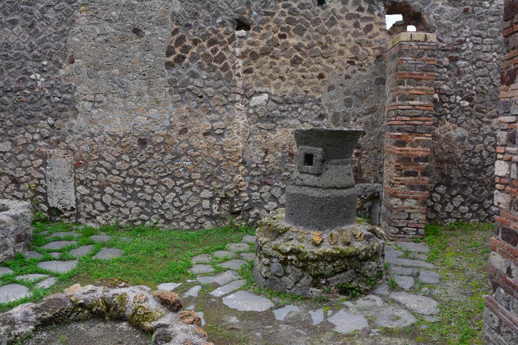 IX.5.4 Pompeii. March 2017. Room b, looking east towards mill and base in south-east corner.
Foto Christian Beck, ERC Grant 681269 DÉCOR.