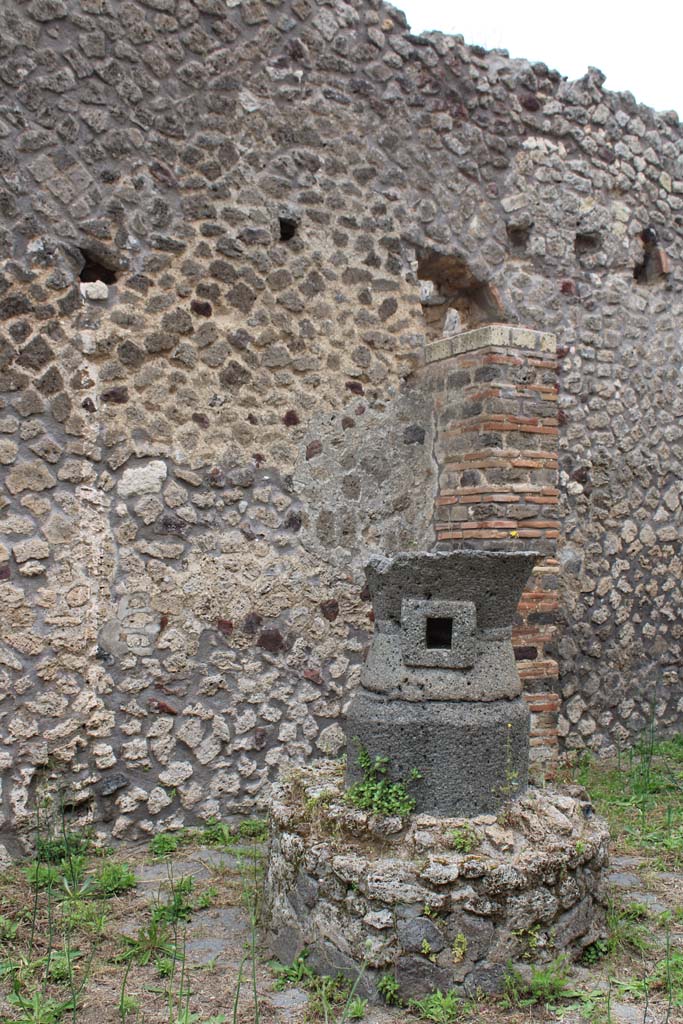 IX.5.4 Pompeii. March 2019. 
Room b, south-east corner with a lava mill on a high masonry base.
Foto Christian Beck, ERC Grant 681269 DÉCOR.
