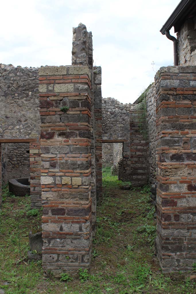 IX.5.4 Pompeii. March 2019. Room b, doorway in south-west corner leading into room e.
Foto Christian Beck, ERC Grant 681269 DÉCOR.