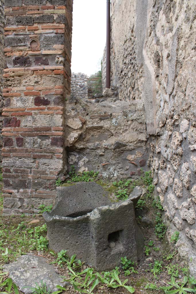 IX.5.4 Pompeii. March 2019. Room b, looking south in south-west corner.
Foto Christian Beck, ERC Grant 681269 DÉCOR.