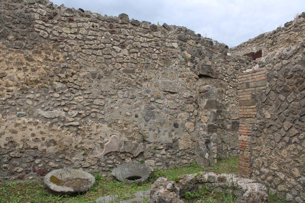 IX.5.4 Pompeii. March 2019. Room b, west wall of bakery, with doorway to room a, on right in north-west corner.
Foto Christian Beck, ERC Grant 681269 DÉCOR.