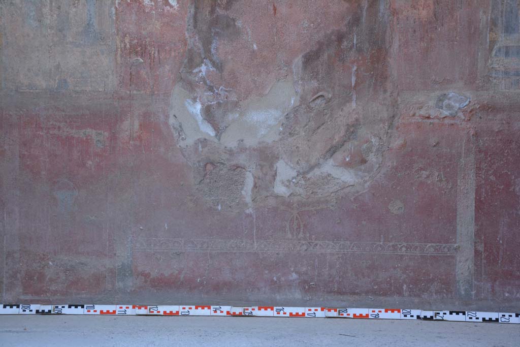 IX.5.6 Pompeii. May 2017. Room i, zoccolo below centre of east wall.      
Foto Christian Beck, ERC Grant 681269 DÉCOR.
