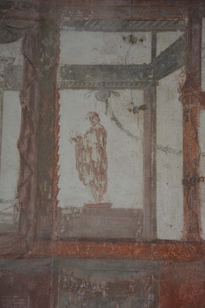 IX.5.6 Pompeii. May 2017. 
Room i, upper wall, detail of figure on south side of central panel.      
Foto Christian Beck, ERC Grant 681269 DÉCOR.