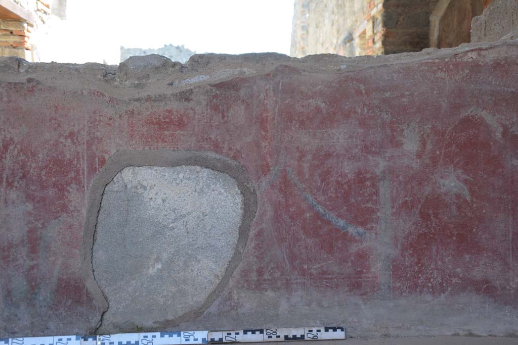 IX.5.6 Pompeii. May 2017. Room i, centre of zoccolo on south wall below window.          
Foto Christian Beck, ERC Grant 681269 DÉCOR.