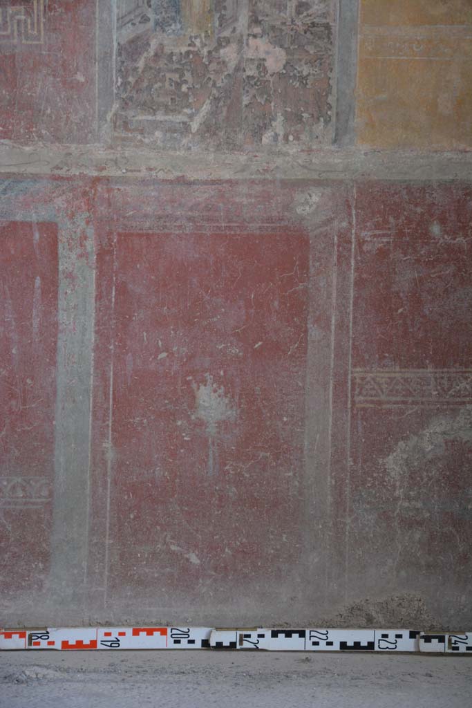 IX.5.6 Pompeii. May 2017. 
Room i, zoccolo below dividing panel on west wall at north end.
Foto Christian Beck, ERC Grant 681269 DÉCOR.