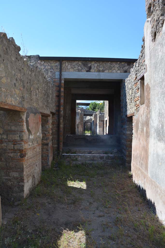 IX.5.6 Pompeii. May 2017. 
Room n, looking north towards steps to room l (L), and through tablinum towards entrance doorway.  
Foto Christian Beck, ERC Grant 681269 DÉCOR.