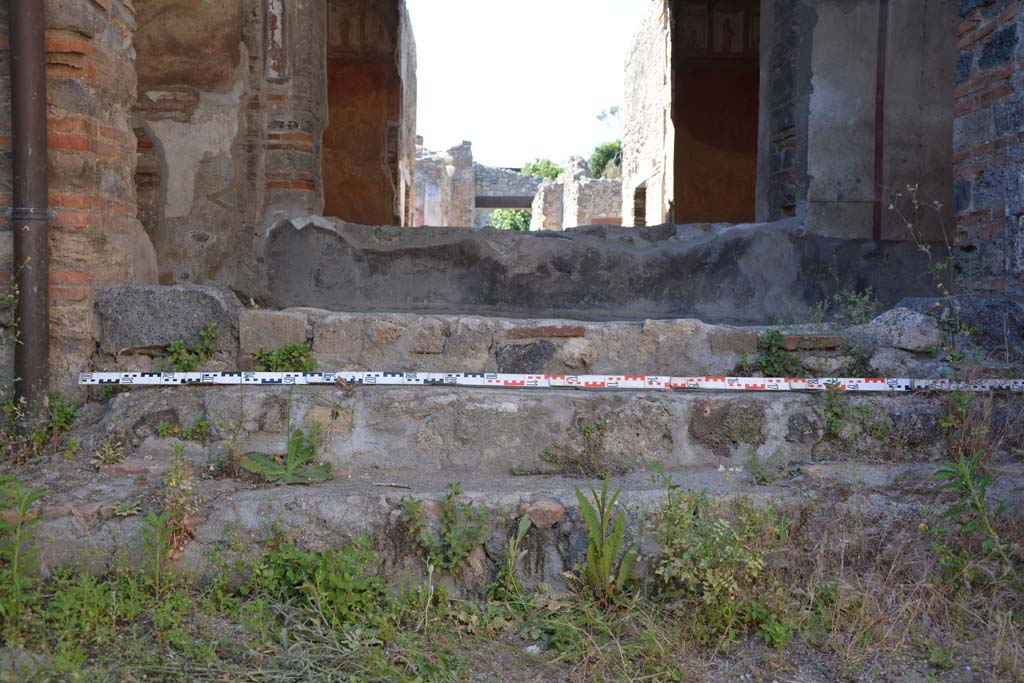 IX.5.6 Pompeii. May 2017. Room n, steps leading north up to room l (L). 
Foto Christian Beck, ERC Grant 681269 DÉCOR.