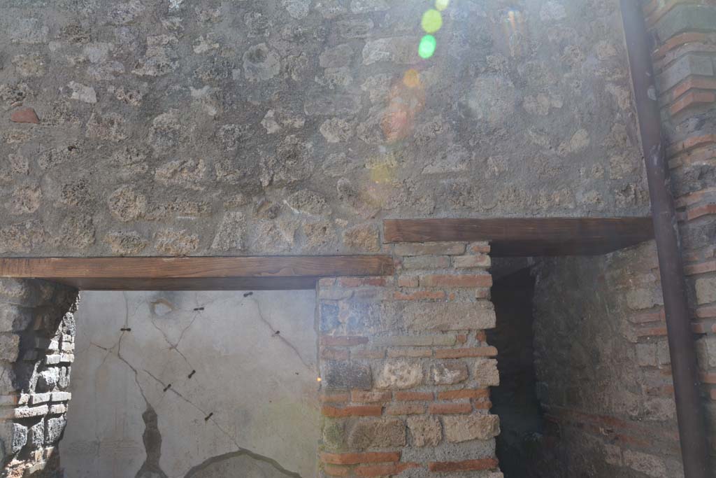 IX.5.6 Pompeii. May 2017. Room n, west side, above doorways to rooms v and m.  
Foto Christian Beck, ERC Grant 681269 DÉCOR.
