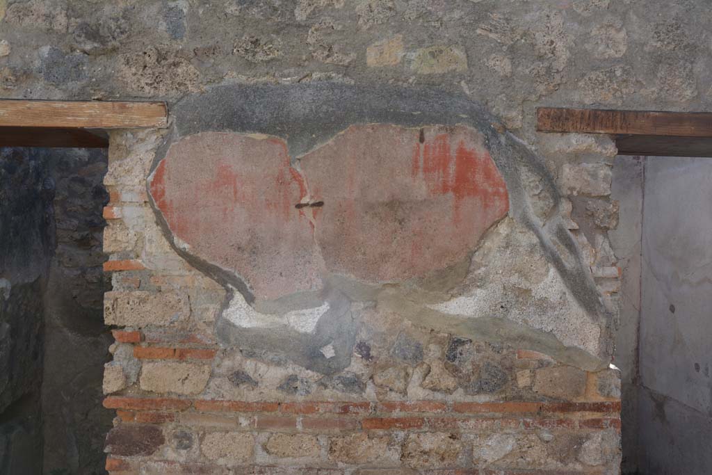 IX.5.6 Pompeii. May 2017. Room n, west side, detail of remaining plaster between rooms t and r. 
Foto Christian Beck, ERC Grant 681269 DÉCOR.
