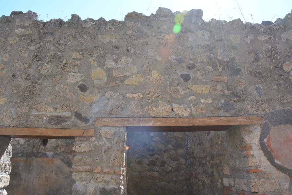 IX.5.6 Pompeii. May 2017. Room n, west side, upper wall above doorways to rooms s and t. 
Foto Christian Beck, ERC Grant 681269 DÉCOR.