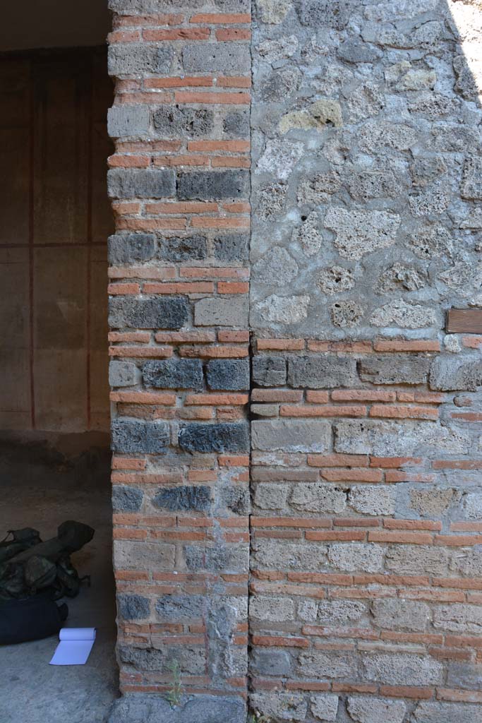 IX.5.6 Pompeii. May 2017. Room n, looking east towards wall on south side of room l (L). 
Foto Christian Beck, ERC Grant 681269 DÉCOR.