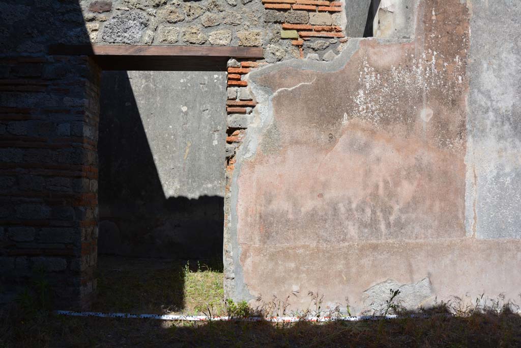 IX.5.6 Pompeii. May 2017. Room n, east side, wall on south side of doorway to room o.
Foto Christian Beck, ERC Grant 681269 DÉCOR.