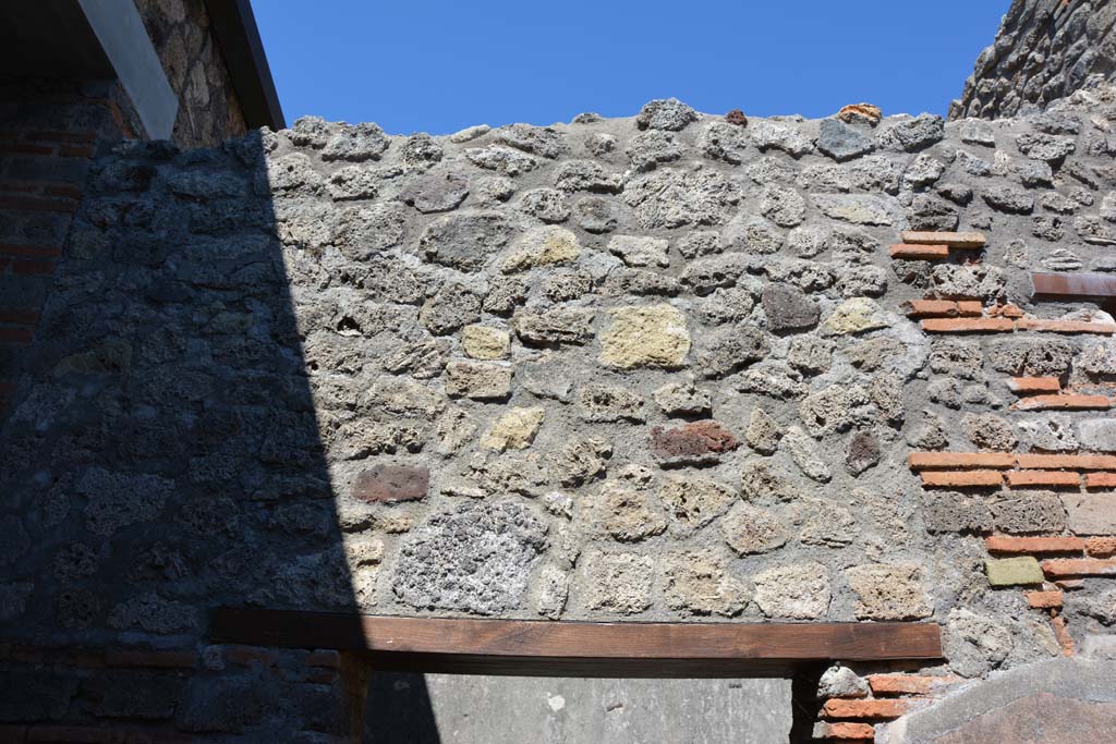 IX.5.6 Pompeii. May 2017. Room n, east side, upper wall above doorway to room o.
Foto Christian Beck, ERC Grant 681269 DÉCOR.