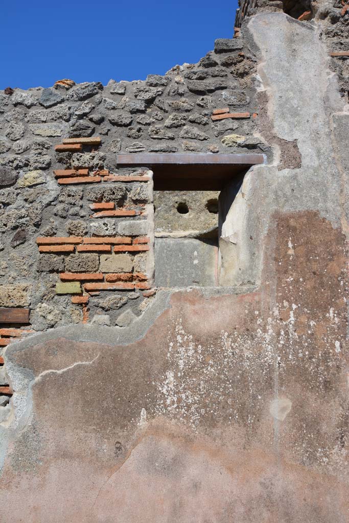 IX.5.6 Pompeii. May 2017. 
Room n, east side, window on upper south side of doorway to room o.
Foto Christian Beck, ERC Grant 681269 DÉCOR.