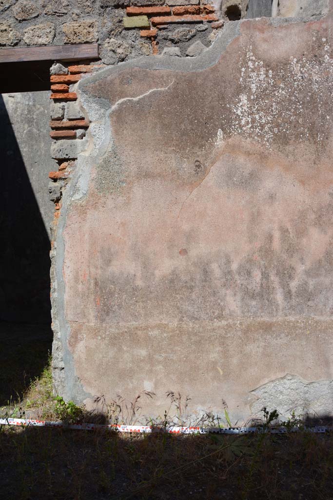 IX.5.6 Pompeii. May 2017. 
Room n, east side, lower wall on south side of doorway to room o.  
Foto Christian Beck, ERC Grant 681269 DÉCOR.