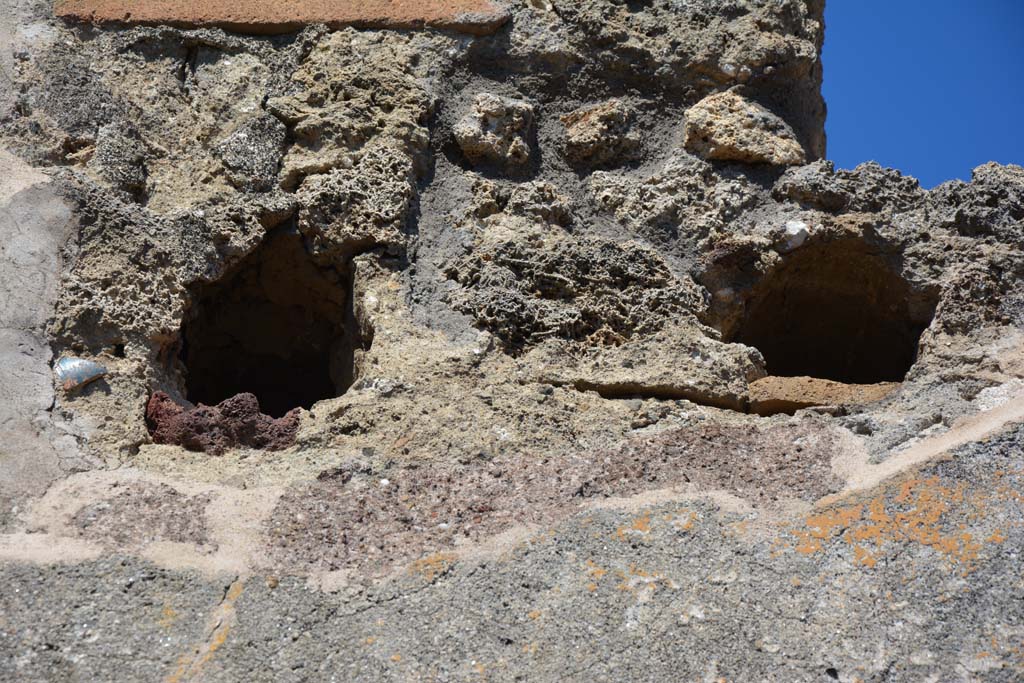 IX.5.6 Pompeii. May 2017. Room n, east side, detail from upper wall above doorway to room p. 
Foto Christian Beck, ERC Grant 681269 DÉCOR.