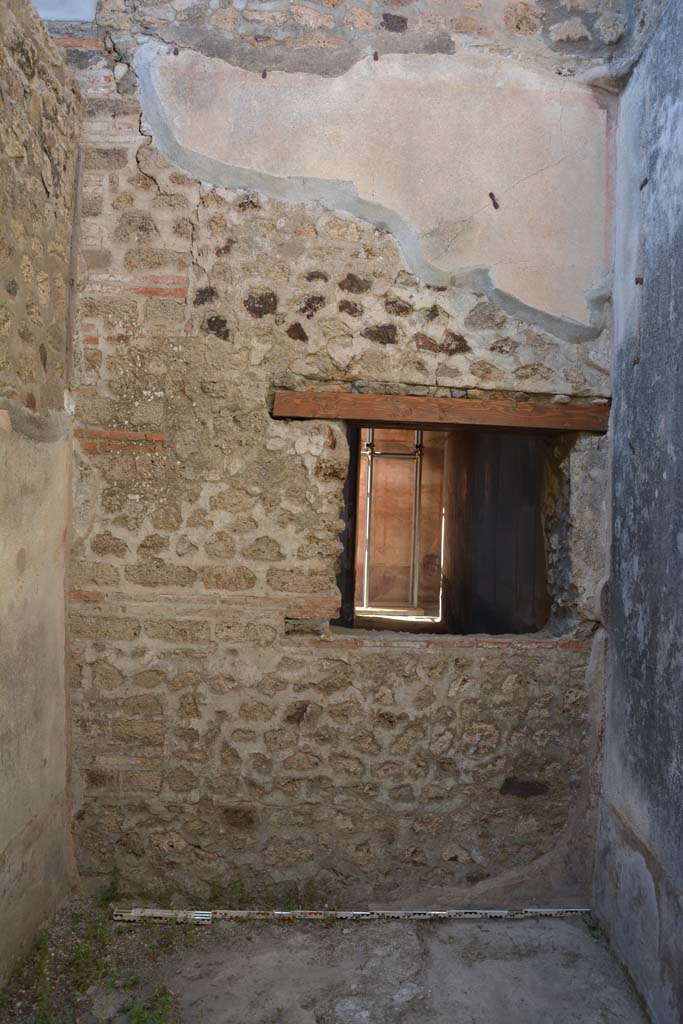 IX.5.6 Pompeii. May 2017. Room o, looking towards north wall with window into room l (L).  
Foto Christian Beck, ERC Grant 681269 DÉCOR.