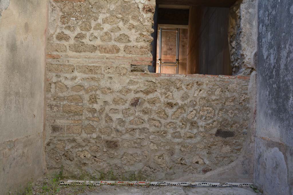 IX.5.6 Pompeii. May 2017. Room o, lower north wall with window into room l (L). 
Foto Christian Beck, ERC Grant 681269 DÉCOR.