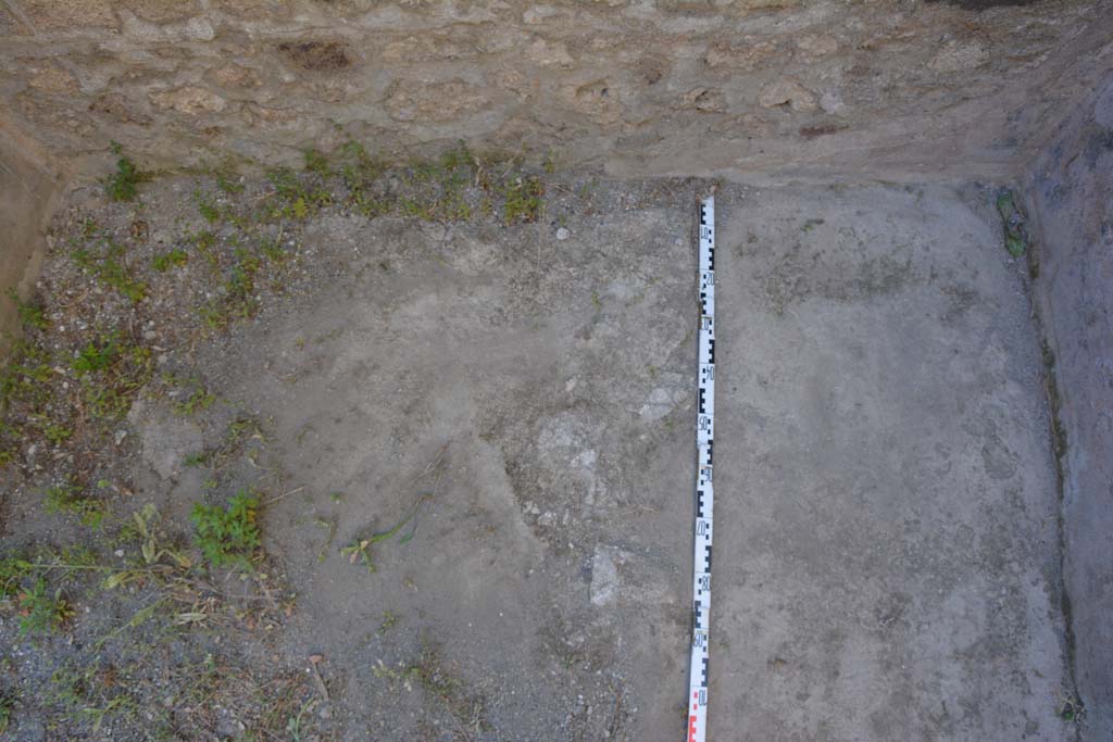IX.5.6 Pompeii. May 2017. Room o, flooring in north-east corner, looking north.  
Foto Christian Beck, ERC Grant 681269 DÉCOR.