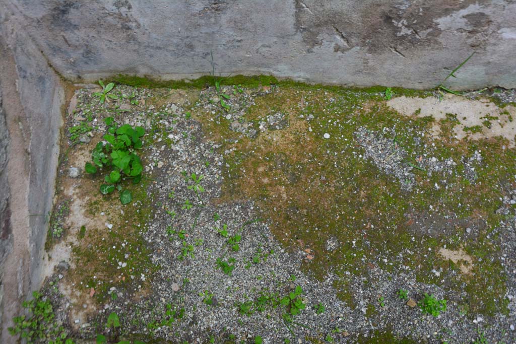 IX.5.6 Pompeii. March 2017. Room o, flooring in north-east corner, looking east.  
Foto Christian Beck, ERC Grant 681269 DÉCOR.