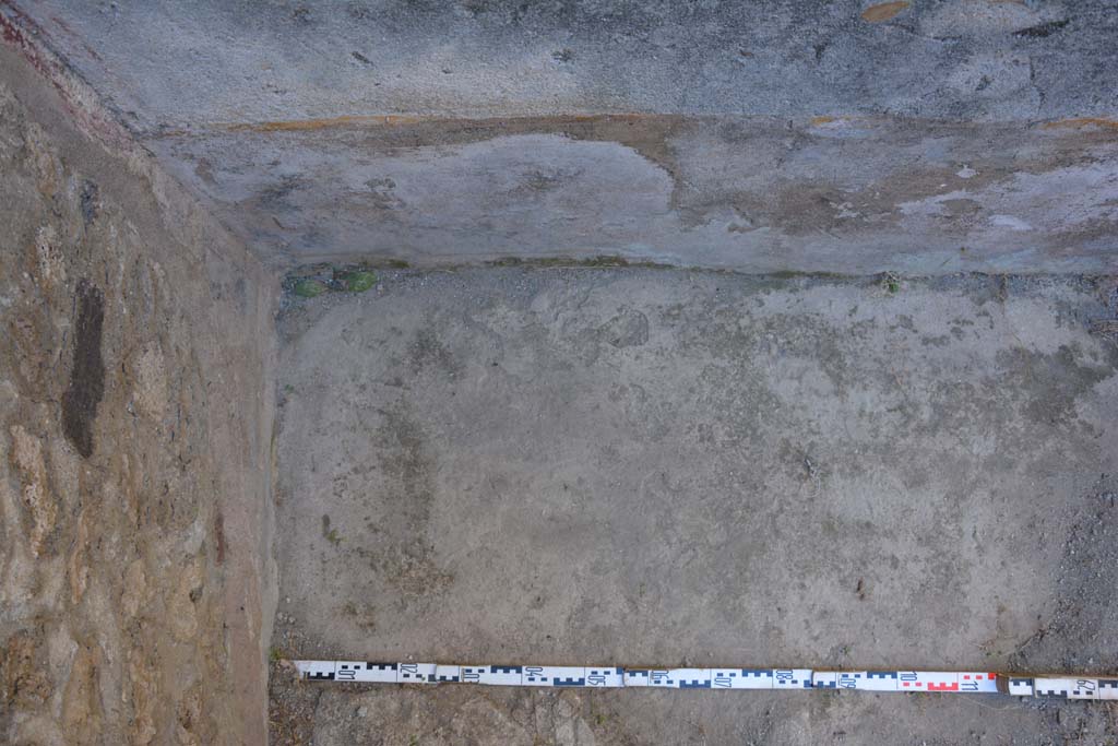 IX.5.6 Pompeii. May 2017. Room o, flooring in north-east corner, looking east. 
Foto Christian Beck, ERC Grant 681269 DÉCOR.