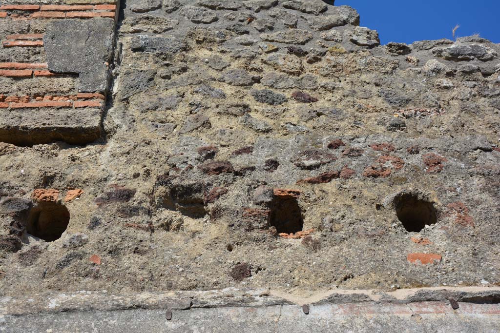 IX.5.6 Pompeii. May 2017. Room o, detail from upper east wall, with holes for support beams for an upper floor.  
Foto Christian Beck, ERC Grant 681269 DÉCOR.