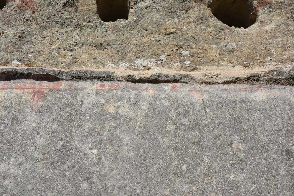 IX.5.6 Pompeii. May 2017. Room o, detail of upper east wall below holes for support beams. 
Foto Christian Beck, ERC Grant 681269 DÉCOR.