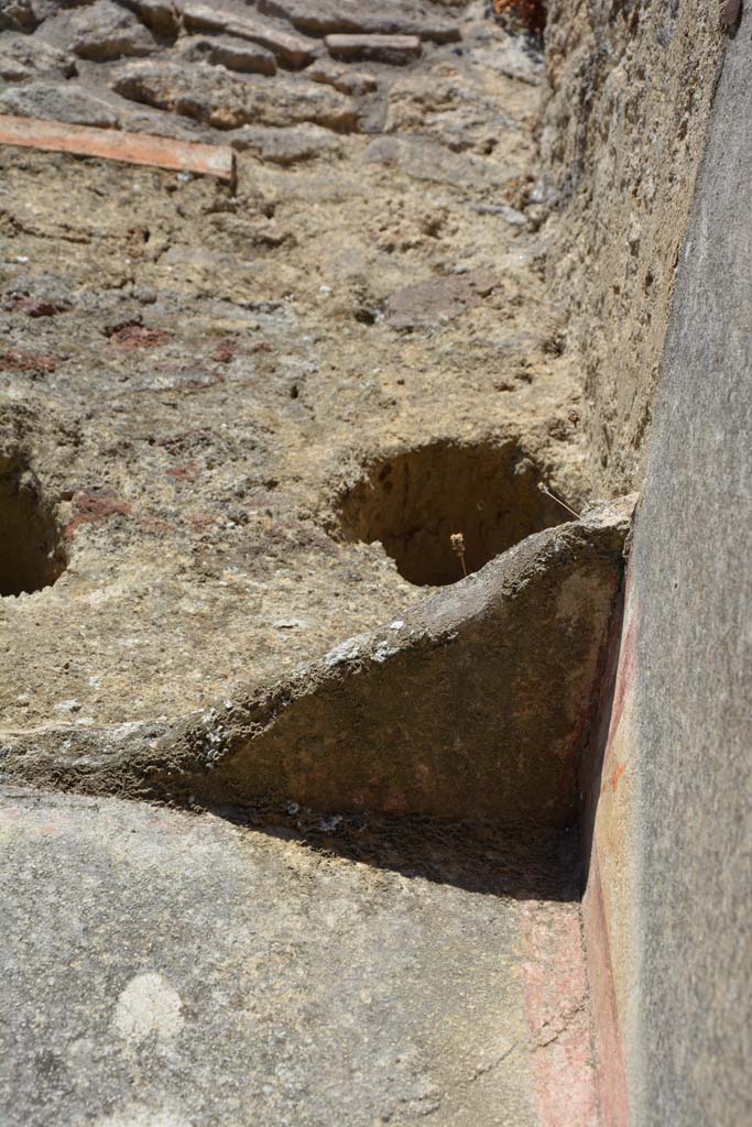 IX.5.6 Pompeii. May 2017. 
Room o, detail from east wall and part of ceiling in south-east corner.  
Foto Christian Beck, ERC Grant 681269 DÉCOR.