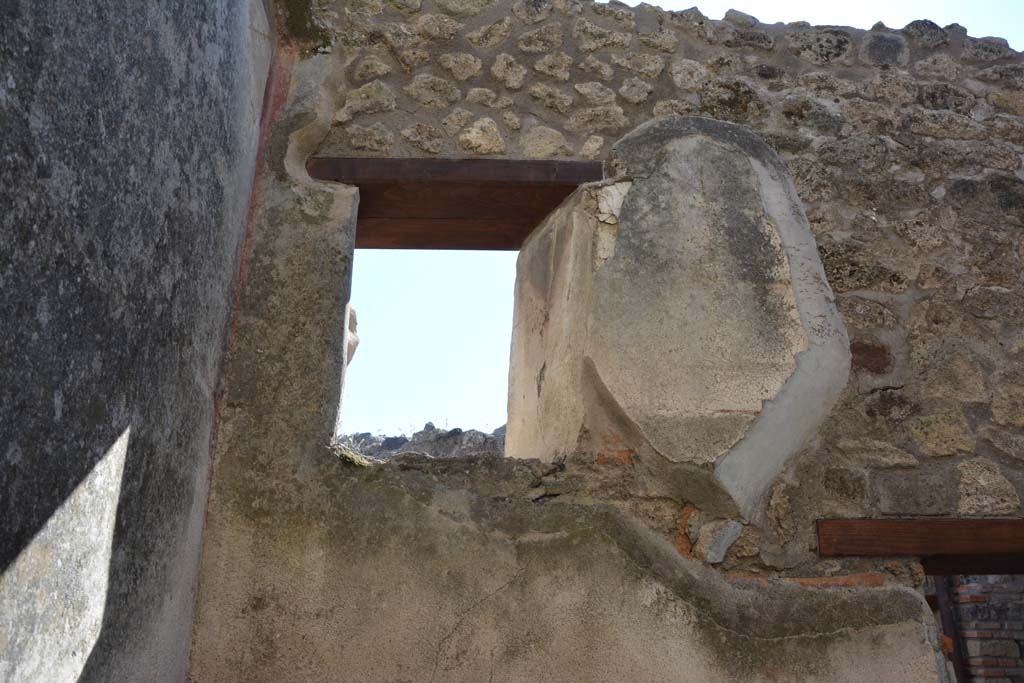 IX.5.6 Pompeii. May 2017. Room o, upper west wall with window overlooking room n. 
Foto Christian Beck, ERC Grant 681269 DÉCOR.